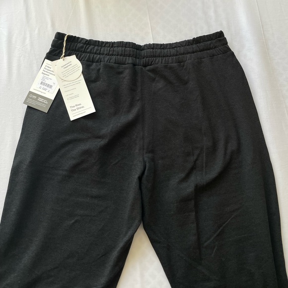 Vuori joggers 🤍 - Picture 3 of 6